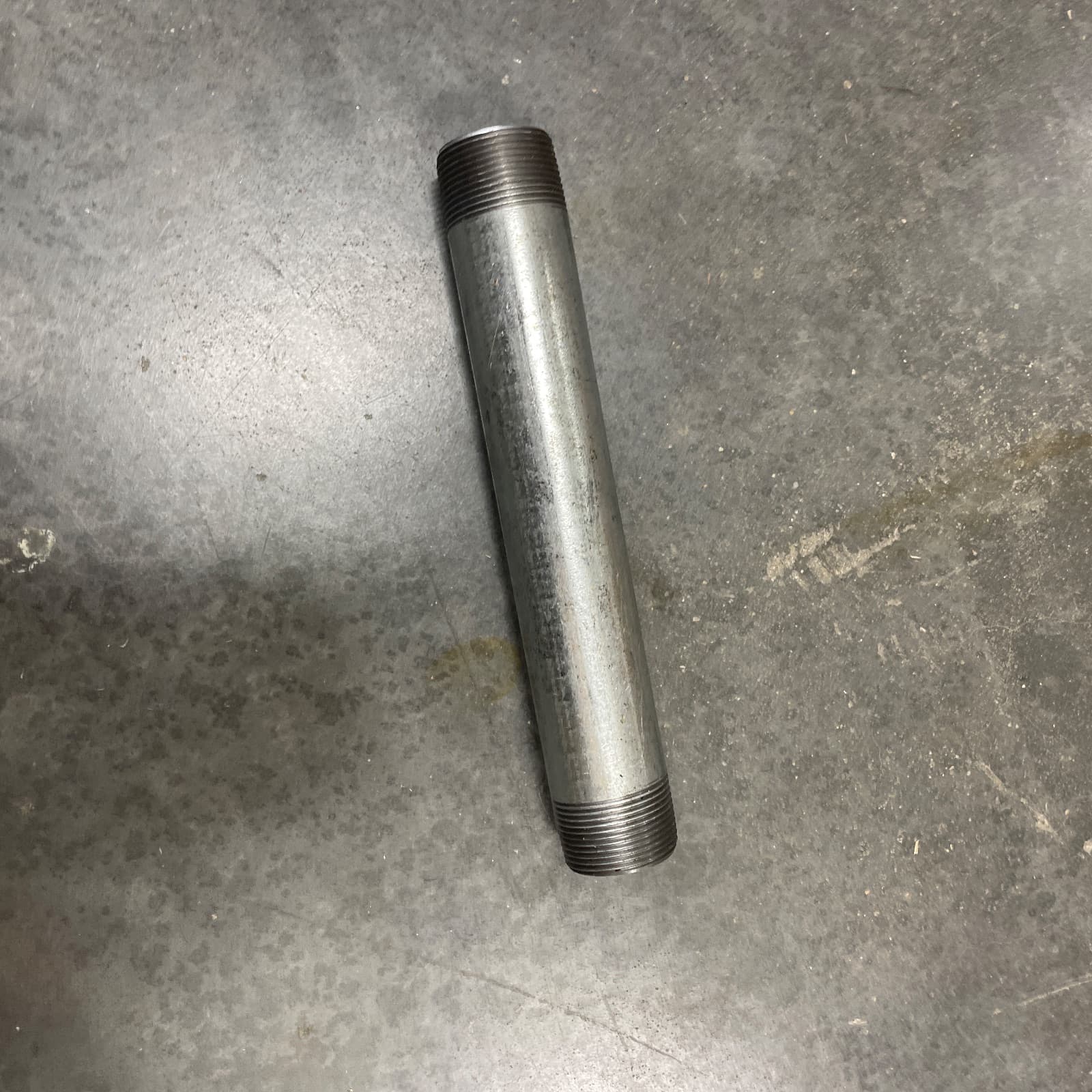 Global 1-1/4 x 10 in. MPT Schedule 40 Galvanized Steel Nipple MPN IGNH — image 1
