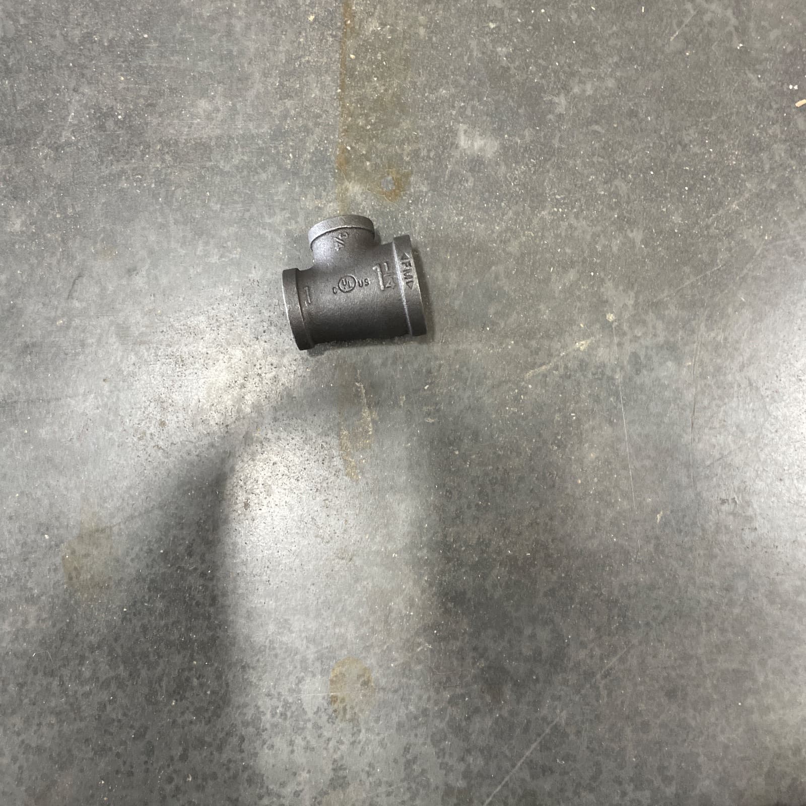 Proflo 1-1/4 x 1 x 3/4 in. FPT 150# Black Malleable Iron Reducing Tee MPN MN-ZMBTR060504 — image 1