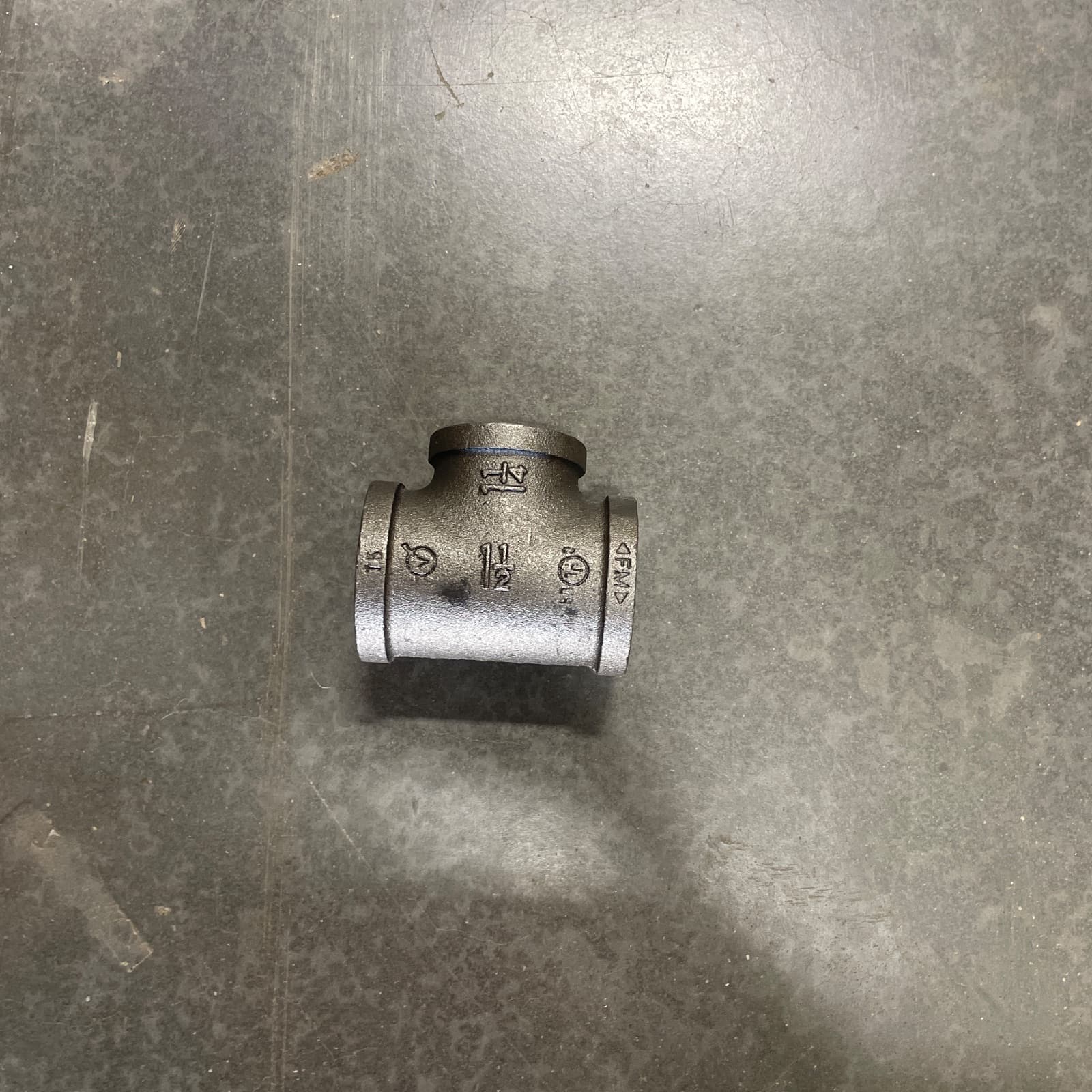Proflo 1-1/2 x 1-1/2 x 1-1/4 in. FPT 150# Black Malleable Iron Reducing Tee MPN MN-ZMBTR0706 — image 1