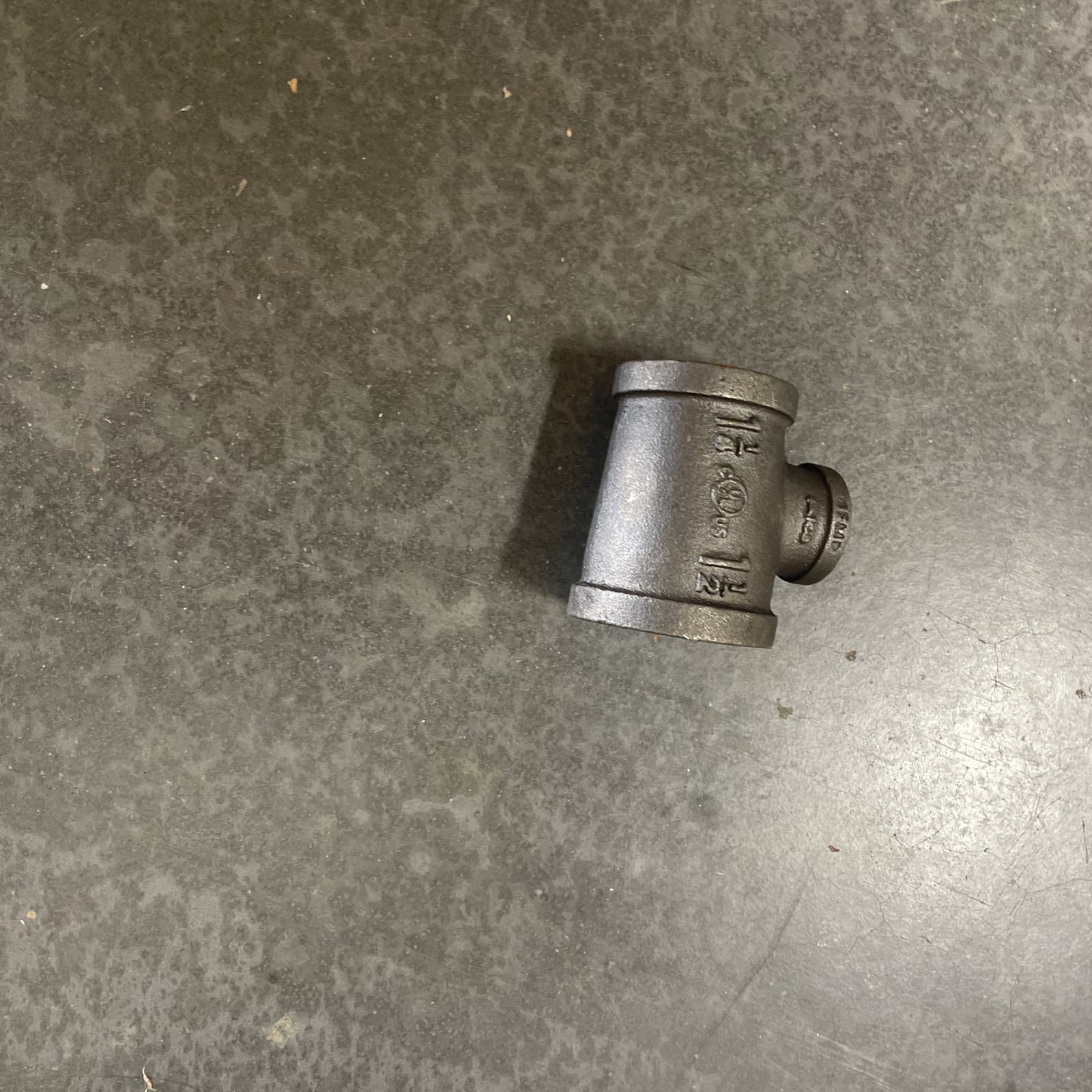 Proflo 1-1/2 x 1-1/4 x 3/4 in. FPT 150# Black Malleable Iron Reducing Tee MPN MN-ZMBTR070604 — image 1