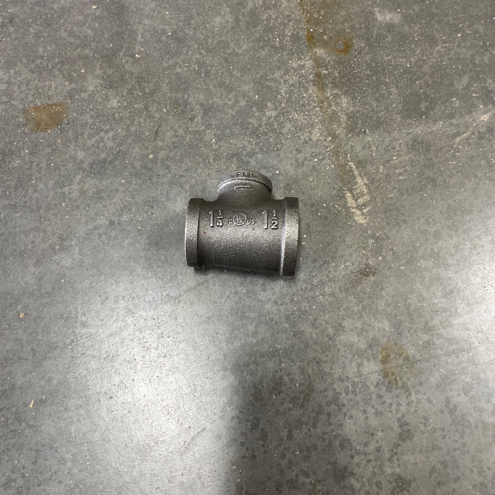 Proflo 1-1/2 x 1-1/4 x 1 in. FPT 150# Black Malleable Iron Reducing Tee MPN MN-ZMBTR070605 — image 1
