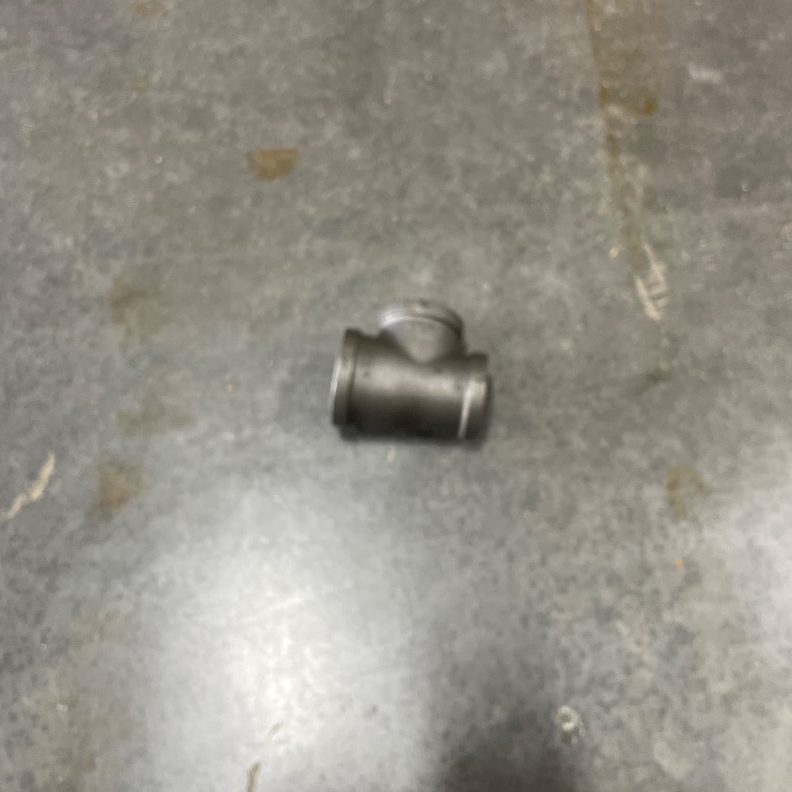 Proflo 1-1/2 x 1-1/4 x 1-1/4 in. FPT 150# Black Malleable Iron Reducing Tee MPN MN-ZMBTR070606 — image 1