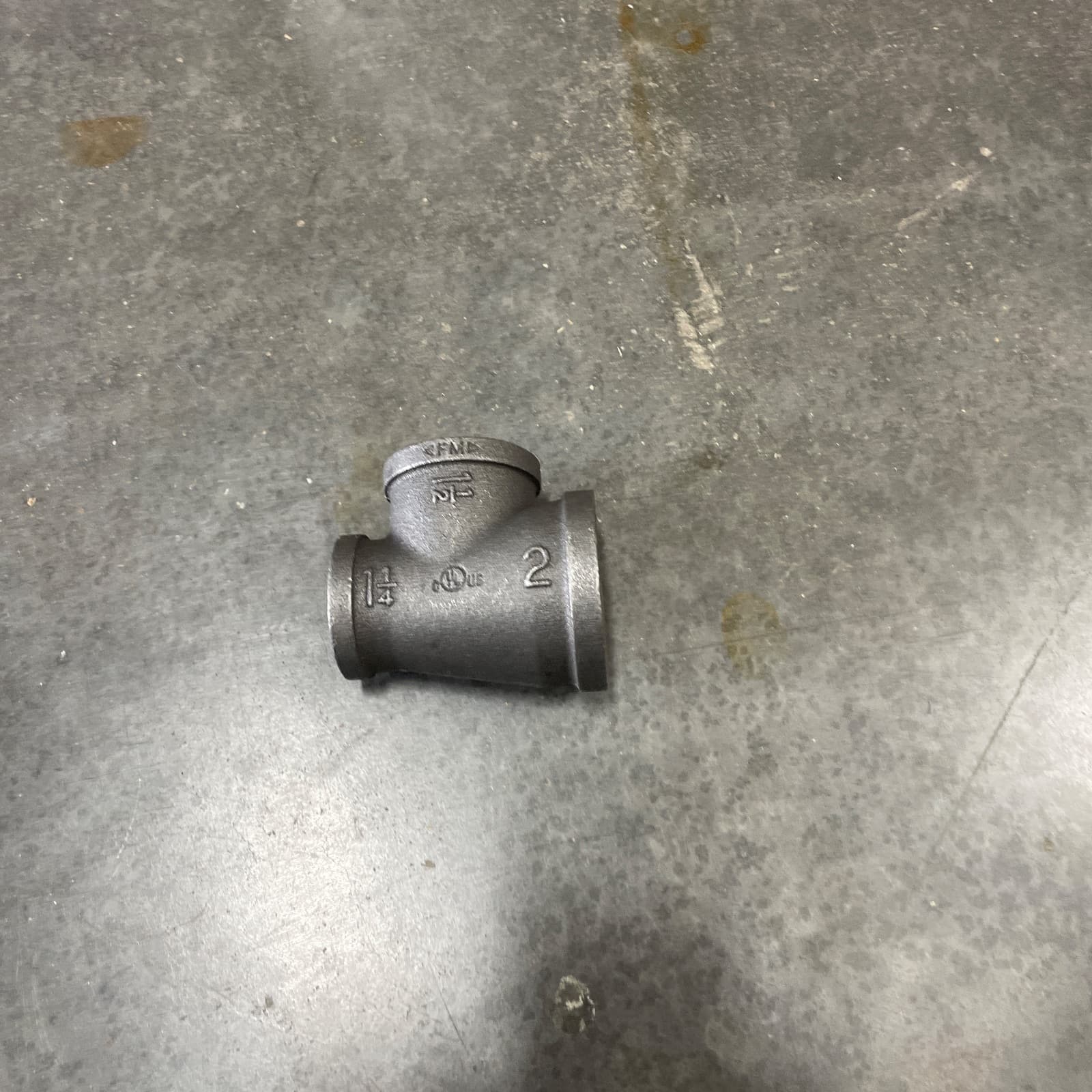Proflo 2x1-1/4x1-1/2 in. Threaded 150# Black Malleable Iron Reducing Tee MPN MN-ZMBTR080607 — image 1